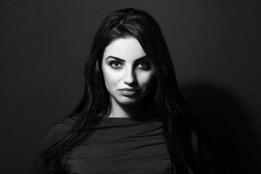 uzun saçlı esmer genç ve güzel bir portresi