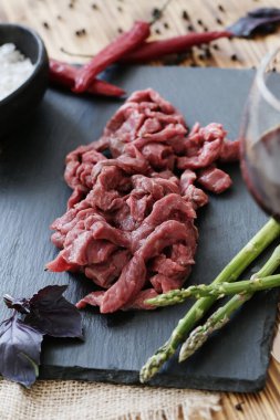 Yemek pişirme, hazırlık. Masada çiğ et var.