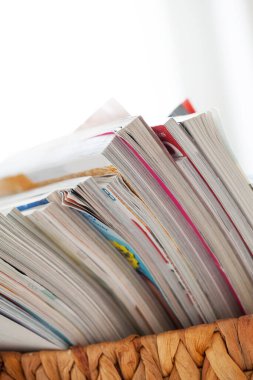 Pipetli bir kutuda dergilerin yakın plan resmi