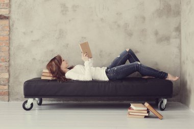 Tüylü bir bankta güzel bir kadın