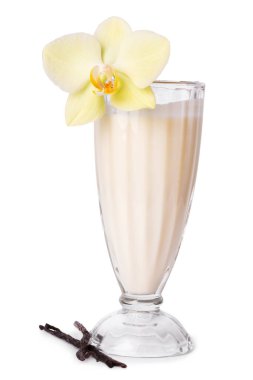 Beyaz arka planda muzlu milkshake.