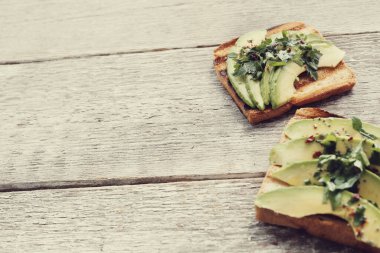 Avokado sandviçi masada.