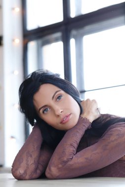 Güzel gülüşü olan tatlı bir kadın.