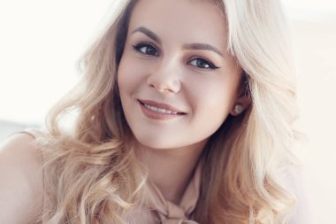 Sarı saçlı güzel bir kadın.