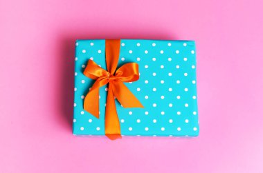 Pembe arka planda bir hediye