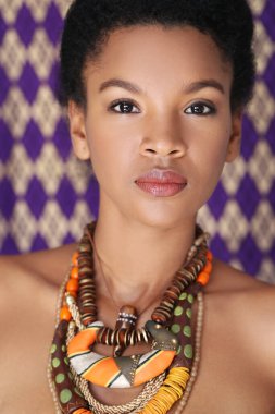 Güzellik. Kolyesi olan güzel bir kadın.