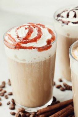 İçelim. Masada kahve frappe 'ı var.