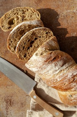 Yiyecekler. Ekmek masada.