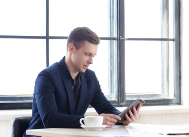 Ofisteki iş adamı.