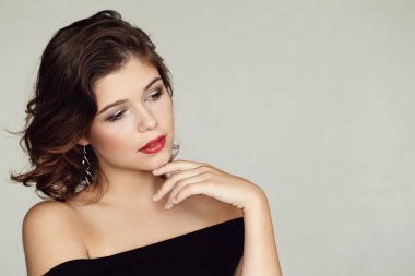 Gece elbisesi ve kırmızı rujlu güzel kız.