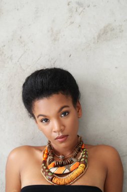 Güzellik. Kolyesi olan güzel bir kadın.