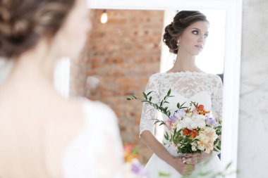 Gelinlik içinde güzel gelin