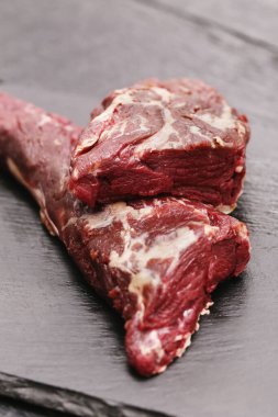 Siyah kesme tahtasındaki taze et.