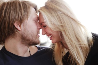 Aşk, ilişki. Evdeki güzel çift