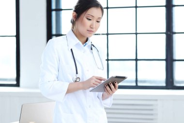 İlaçlar. İş yerinde sevimli bir doktor