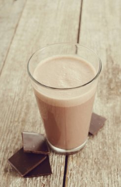 Tahta masada nefis bir milkshake.