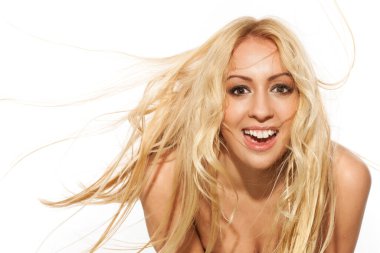 Dalgalı saçları olan güzel sarışın kadın. 