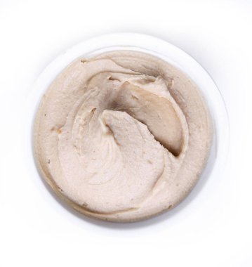 Beyaz arka planda nefis humus.