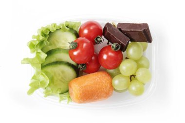 Sağlıklı yiyecekler. Beslenme çantası masanın üstünde.