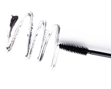 Beyaz arkaplanda kozmetik ürünler