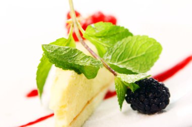 Nane ve böğürtlenli taze cheesecake tatlısı.