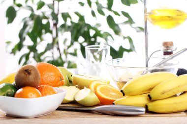 Mutfak masasında farklı taze meyveler var.