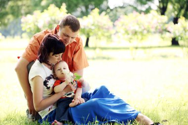 Anne baba ve oğulları parkta takılıyorlar.