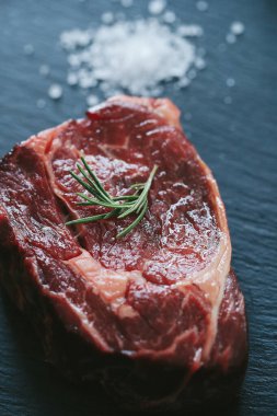 Yemek pişirme, et hazırlama. Masada çiğ biftek var.