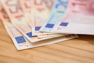 Tahta bir masanın üzerinde yığınla euro banknotları. 