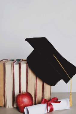 Mezuniyet. Kitaplı kare akademik şapka
