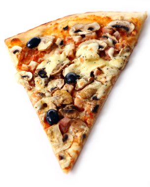 Beyaz arka planda zeytin ve mantarlı taze pizza dilimi.