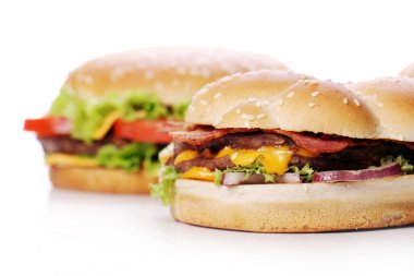 Beyaz arka planda büyük ve lezzetli hamburgerler