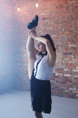 Dans stüdyosundaki esnek kadın.