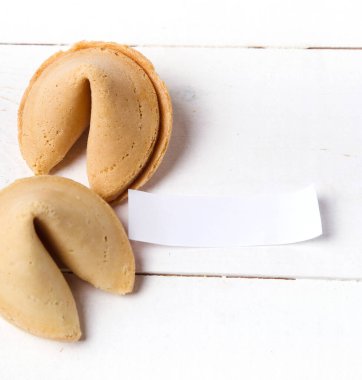 Fal kurabiyesi masada.