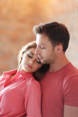 İlişki. Evde sevimli bir çift var.