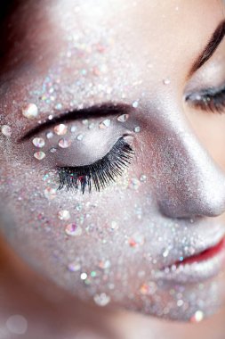 Beyaz bir arka plan üzerinde gümüş beden sanatı ile güzel bir kızın portresi