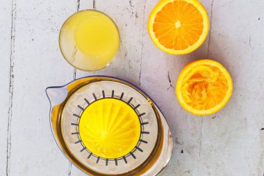 Lezzetli portakal suyu masada.