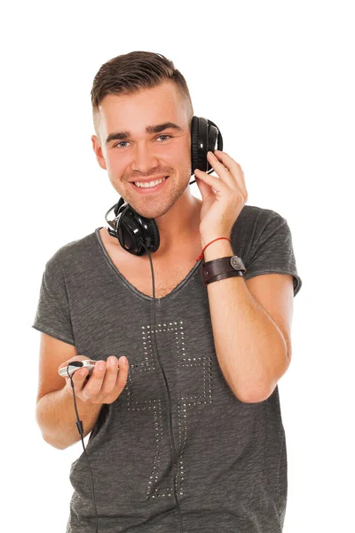 Beyaz bir arka plan üzerinde kulaklık ile yakışıklı bir adam portresi