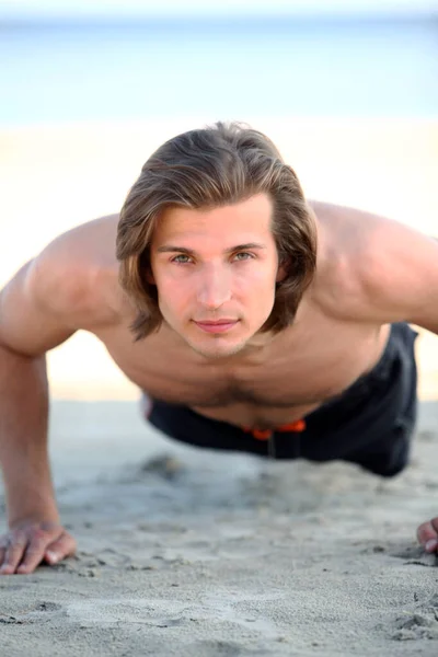 Young Handsome Man Doing Push Ups Beach — Stock Photo, Image