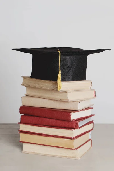 Graduación Sombrero Académico Cuadrado Con Libros — Foto de Stock