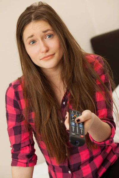 Kafkasyalı Genç Bir Kadın Konsolla Televizyon Seyrediyor — Stok fotoğraf
