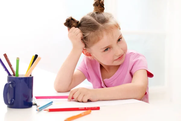 Kağıda Renkli Kalemlerle Resim Çizen Sevimli Küçük Kız — Stok fotoğraf