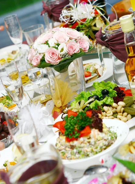 Comida Fresca Sabrosa Sobre Mesa — Foto de Stock