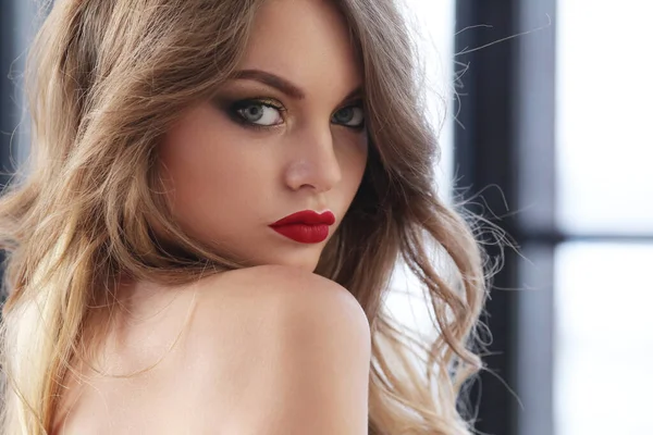 Bella Donna Con Capelli Biondi Rossetto Rosso — Foto Stock