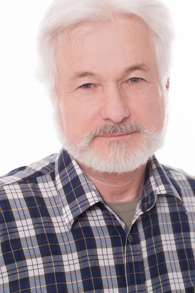 Gri sakallı yakışıklı yaşlı adam beyaz arka planda izole edilmiş.