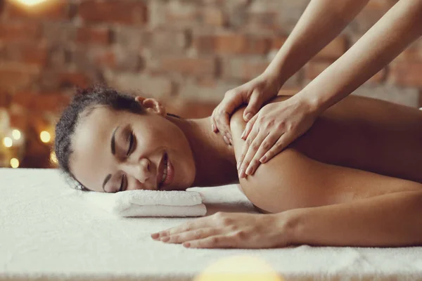 Tempo Libero Donna Nel Salone Spa — Foto Stock