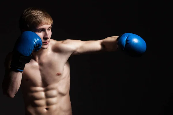 Jovem Boxeador Bonito Movimento Sobre Fundo Escuro — Fotografia de Stock