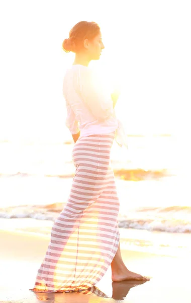 Mujer Joven Hermosa Playa Atardecer — Foto de Stock