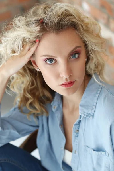 青い目と巻き毛のヘアスタイルで素敵な女の子 — ストック写真