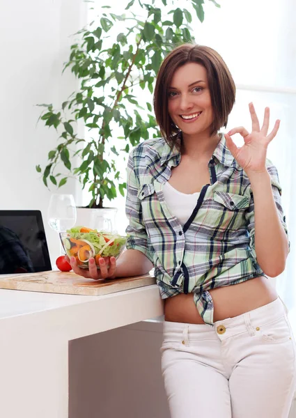Mulher Feliz Com Tigela Salada Fresca Saudável — Fotografia de Stock